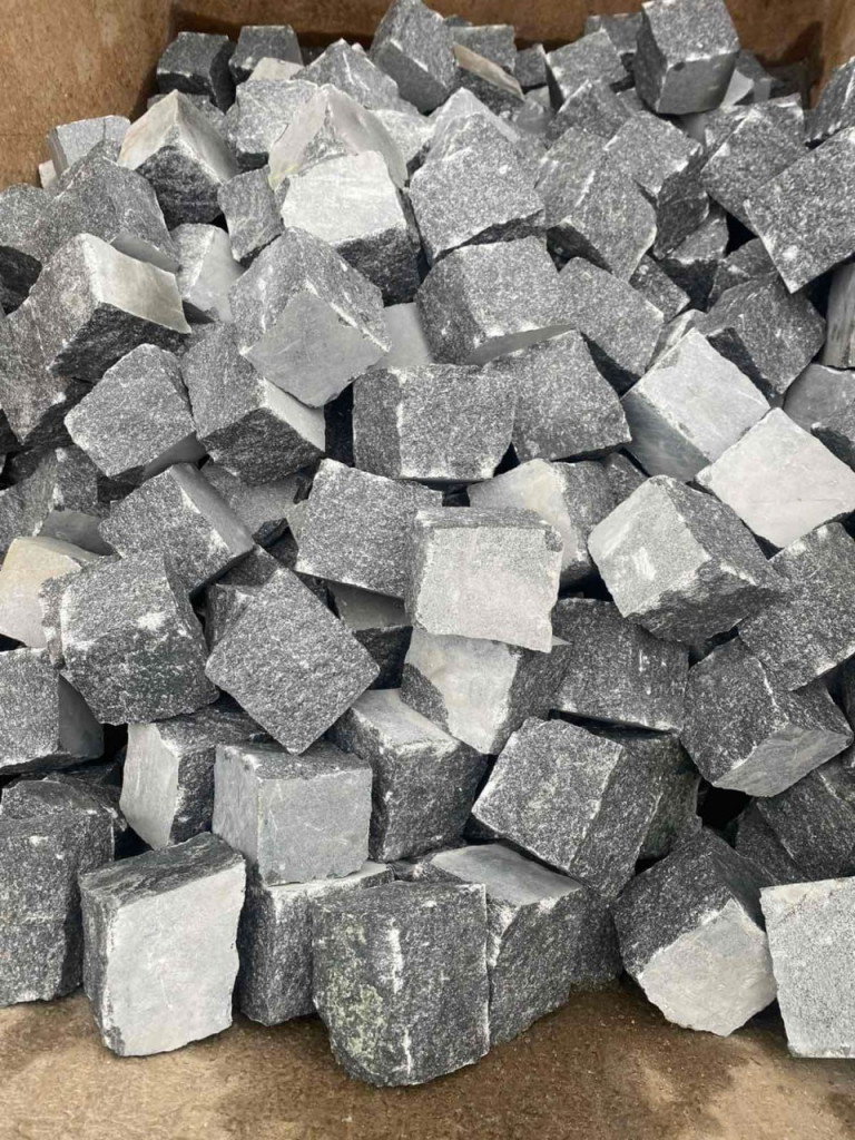 Полноколотая брусчатка из черного камня Габбро 10х10х10 см