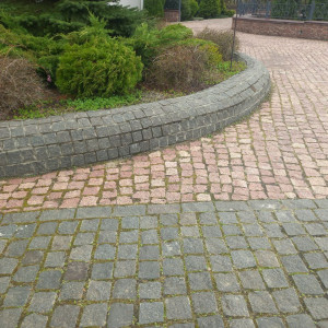 Full splitet paving stones made of black Gabbro stone