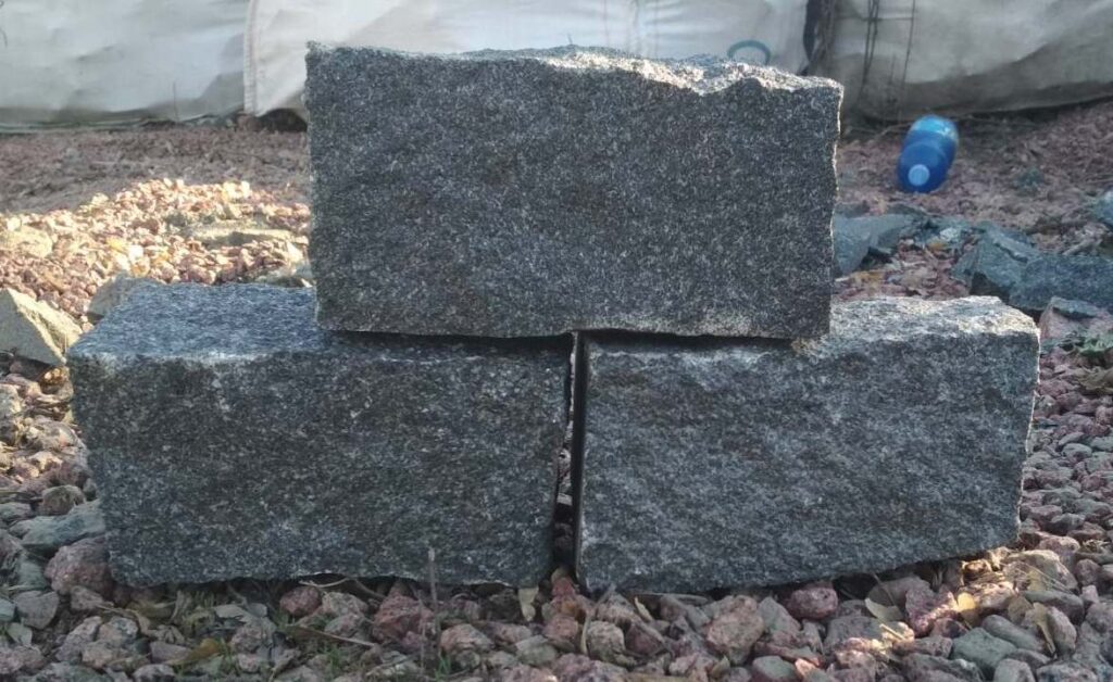 Колотая брусчатка из черного камня Габбро 20x10x10