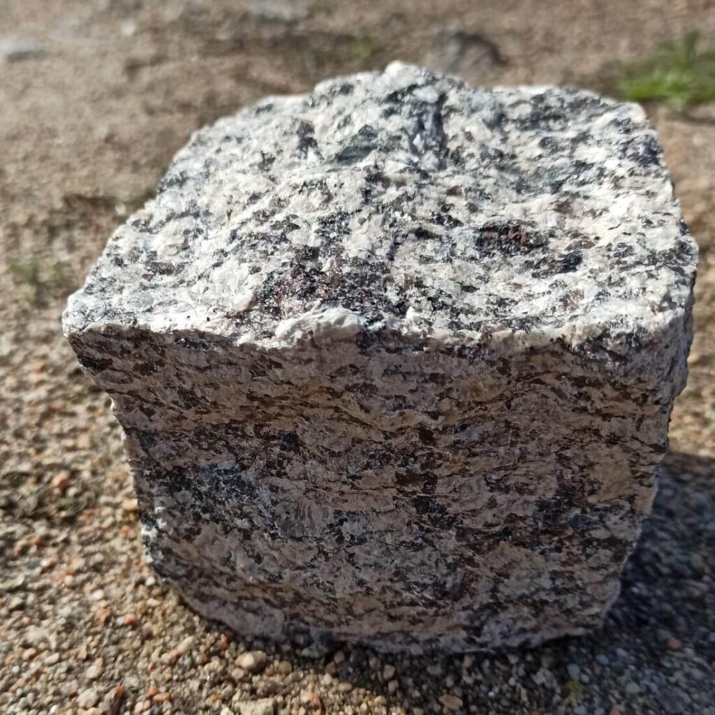 Желтая колотая гранитная брусчатка 10x10x10