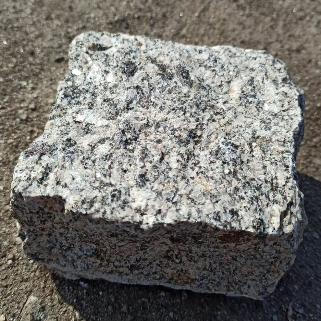 Колотая брусчатка из желтого гранита Skifiya Gold 10x10x5