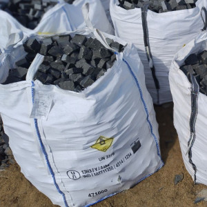 Split paving stones made of black stone Gabbro in big-bags