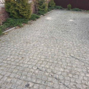 Sawn-split black stone paving stones