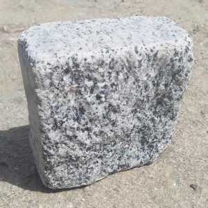 Tumbled stone setts from grey granite 10×10