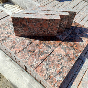 Sawn paving stone from red granite 20x10x3 cm