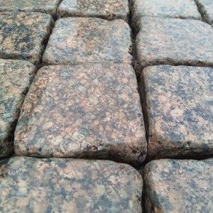 Tumbled paving stone from brown Mezhirichsky granite (10 × 10 × 3 cm)