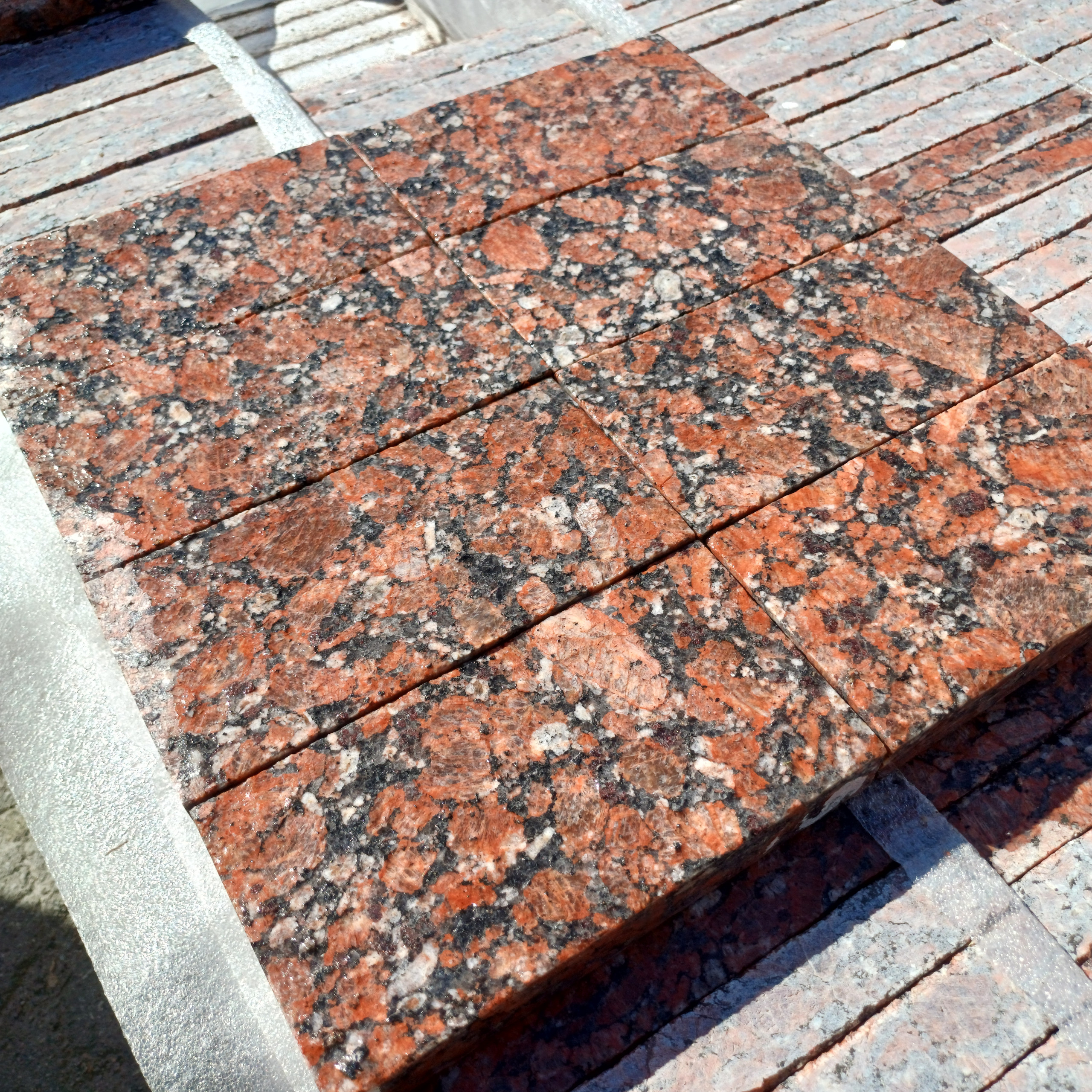 Red granite paving stone Rosso Santiago - wet