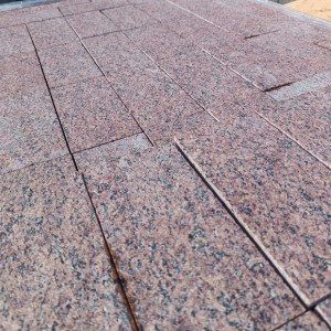 Full-sawn paving stone from red granite - thermo-treated