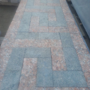 Sawn paving stone made of red granite Rosso Santiago and labradorite Irina Blue