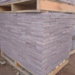 Packaging of sawn paving stone from red granite