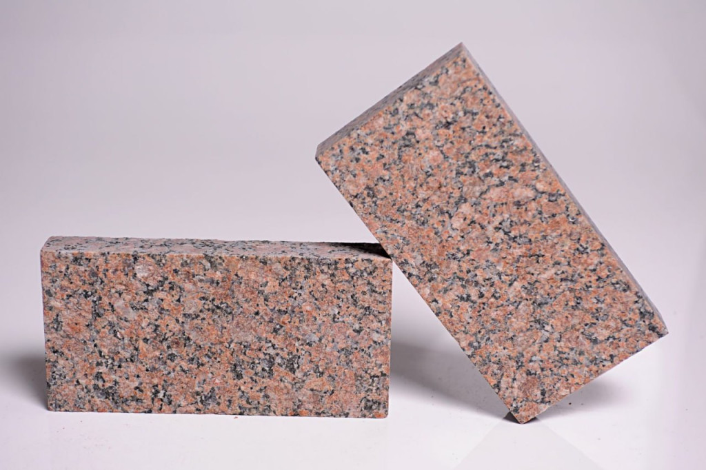Cięta kostka granitowa z czerwonego granitu 20x10x5 cm Cięta kostka granitowa z czerwonego granitu 20x10x5 cm
