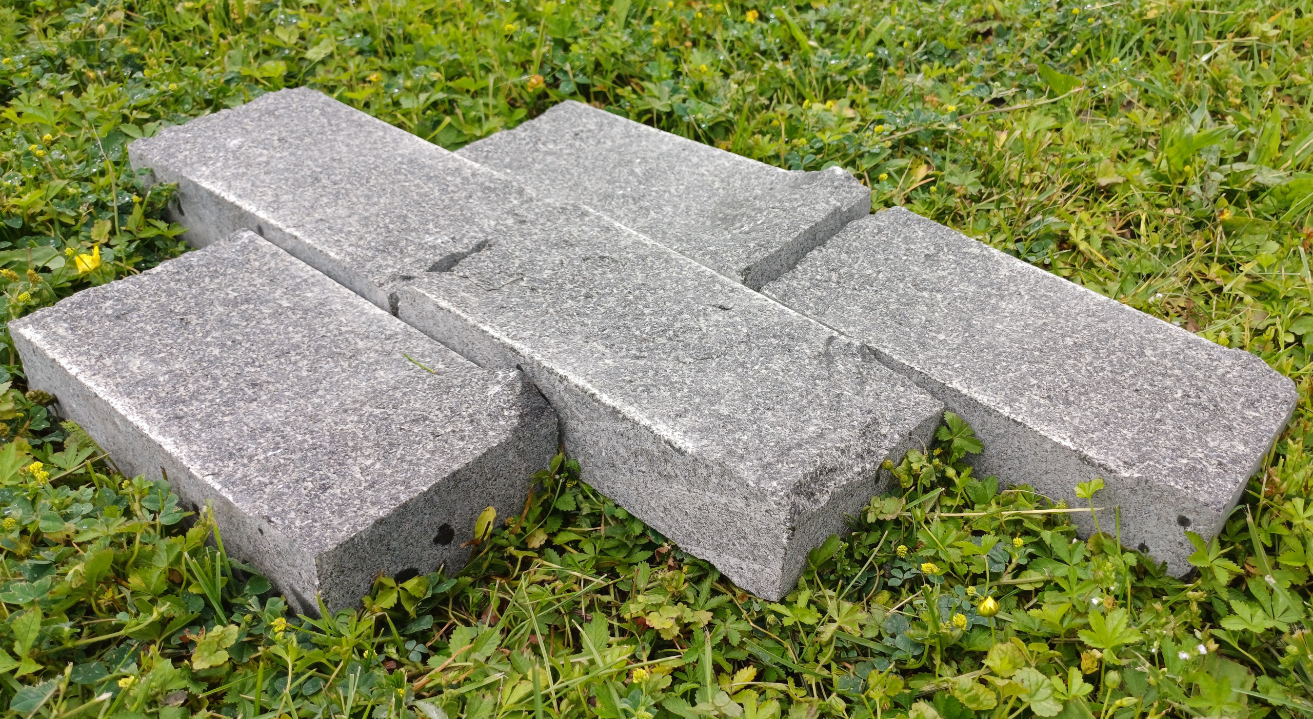 Sawn-split paving stones made of Gabbro stone
