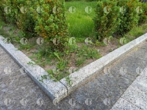 Randsteine aus poliertem grauem Granit