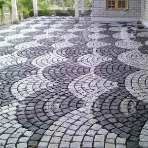 Combination of split paving stones gray and black