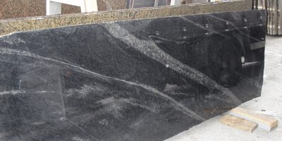 Сляб из тёмно-серого Рахны-Полевского гранита "Pantera Grey"