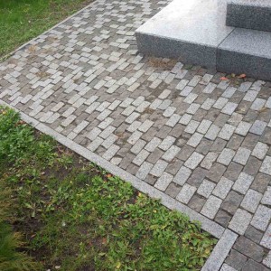 Paving with gray paving stones