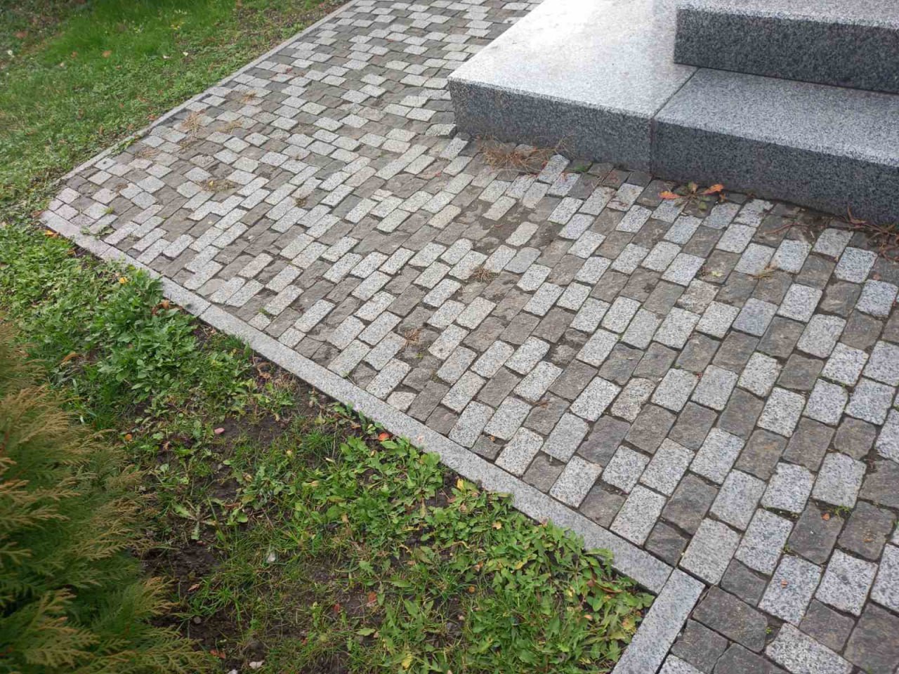 Paving with gray paving stones
