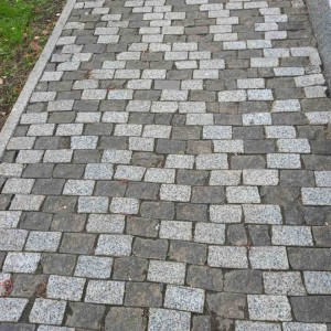 Paving with paving stones from Pokostovsky granite "rowing"
