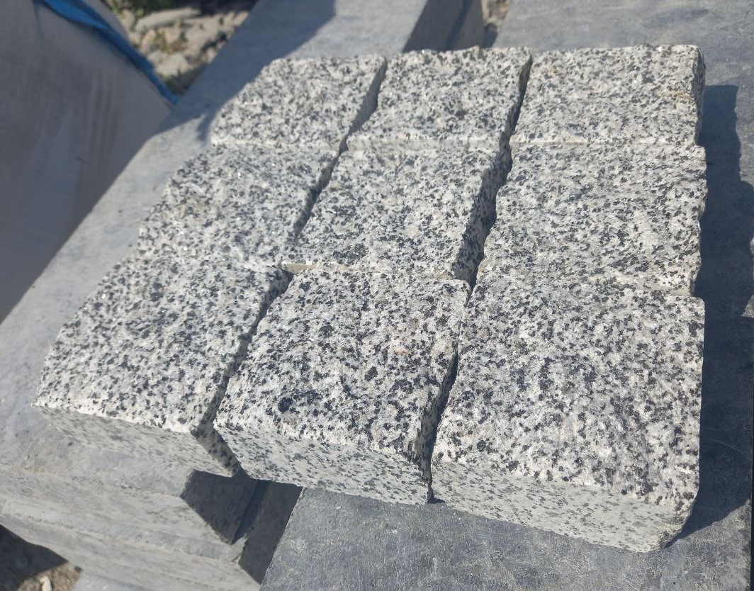 Sawn-split paving stones from Pokostovsky granite - "rowing"