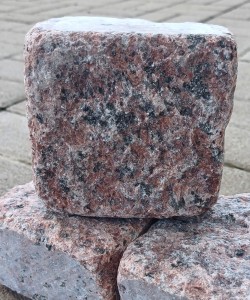 галтованная брусчатка из гранита maple red