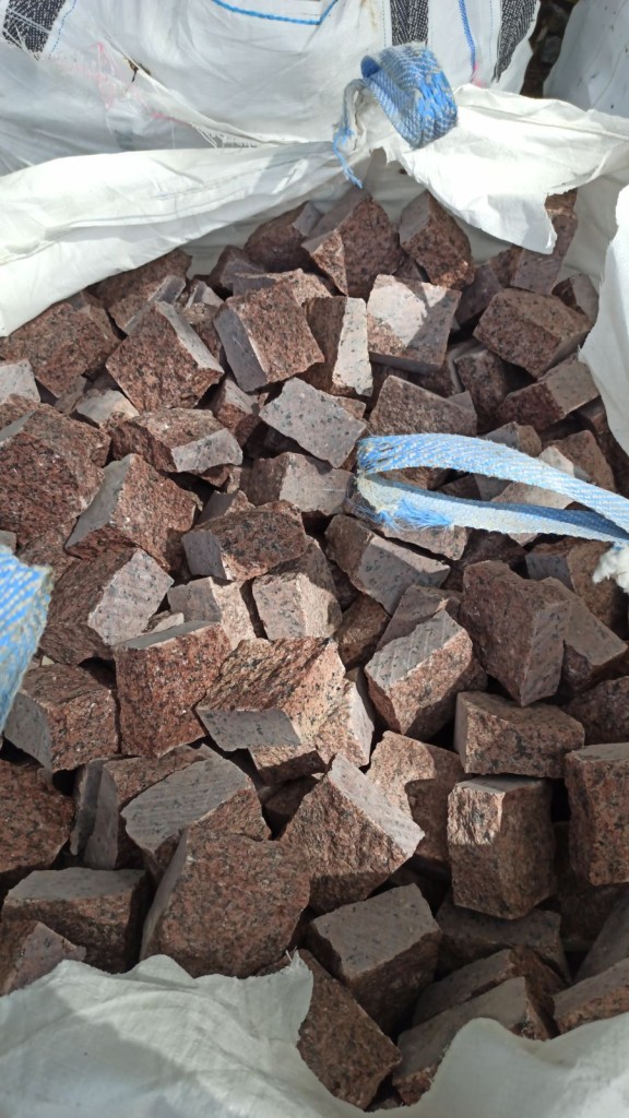 Kostka kamienna z czerwonego granitu 10×10×5 cm Kostka kamienna z czerwonego granitu 10×10×5 cm