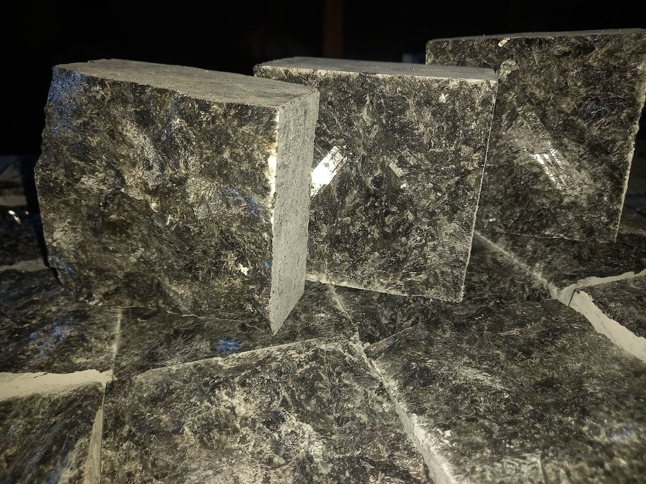 Sawn-split paving stone made of labradorite