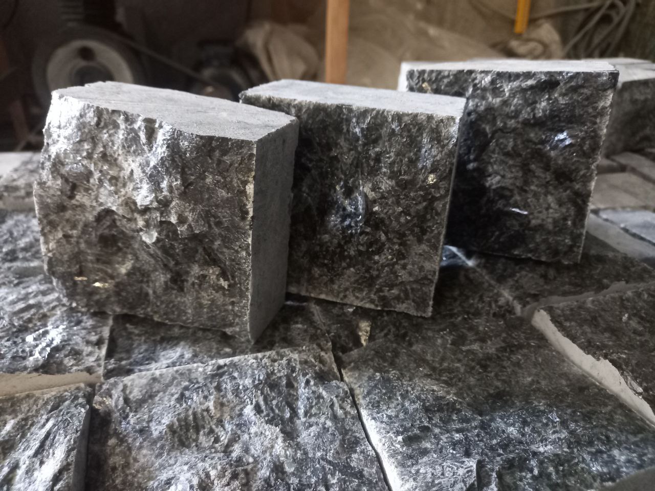 Paving stone made of black stone - labradorite, format 10x10x5 cm