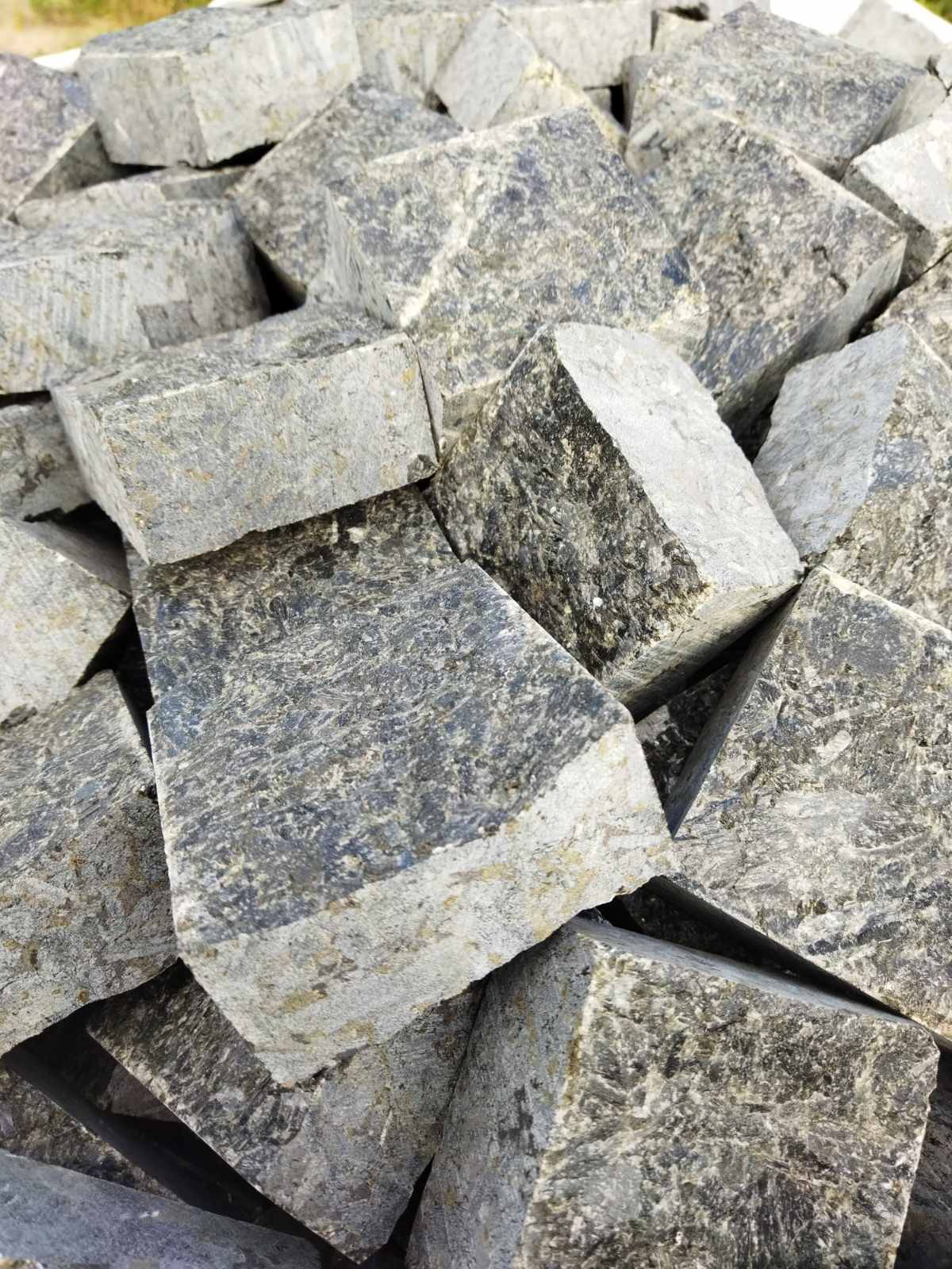 Labradorite paving stones in the format 10x10x5