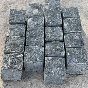 Sawn-split paving stone made of labradorite 10x10x5