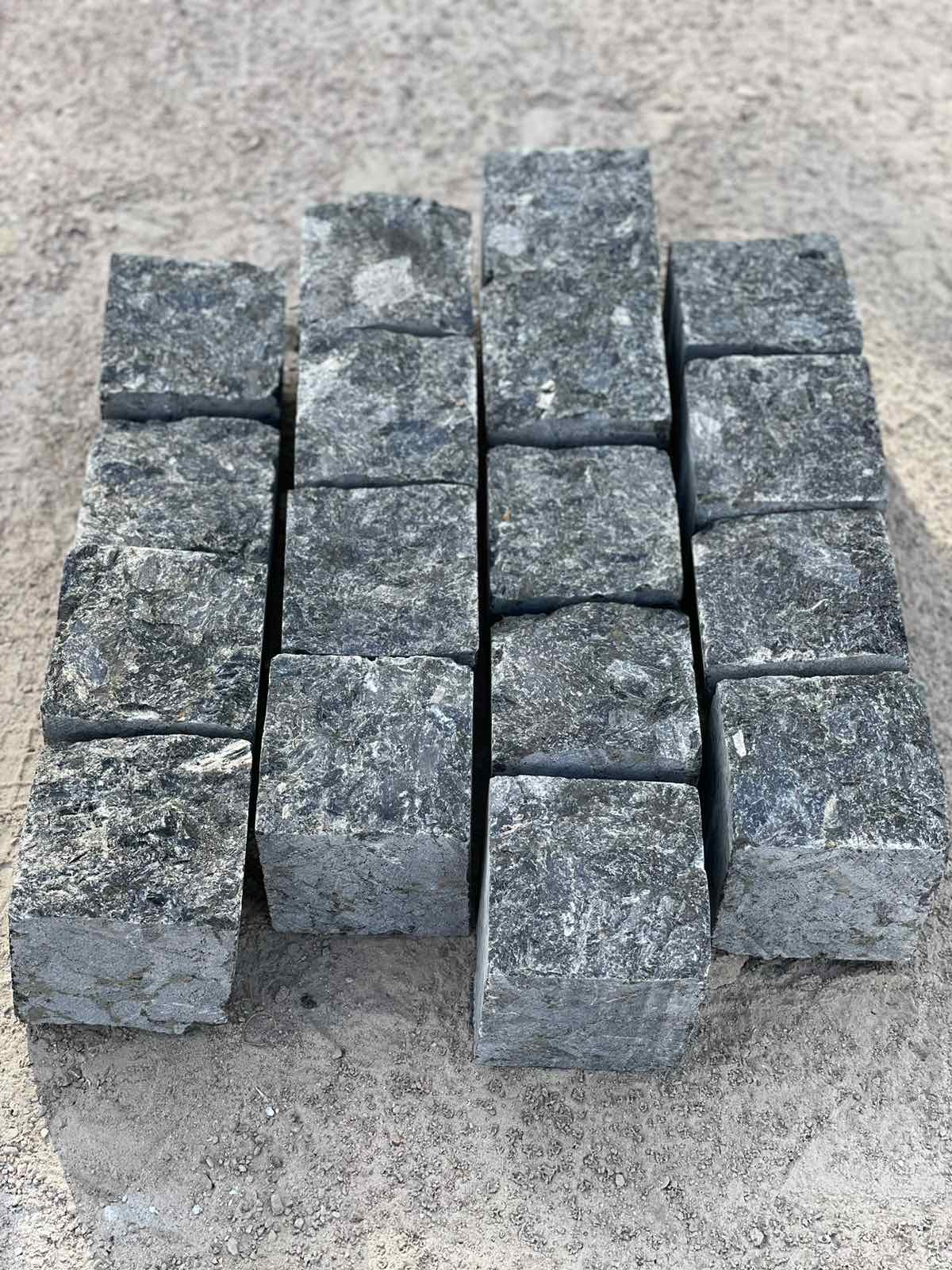 Sawn-split paving stone made of labradorite 10x10x5