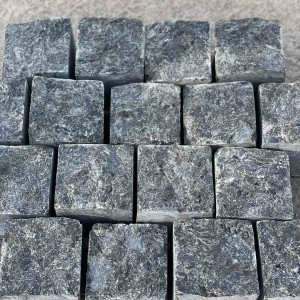 Sawn-split paving stone made of labradorite 10x10x5
