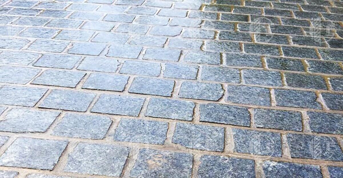 Paving with paving stones made of labradorite