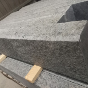 Thermally treated labradorite kerbstone