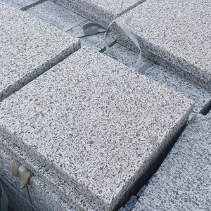 Płytki z szarego granitu