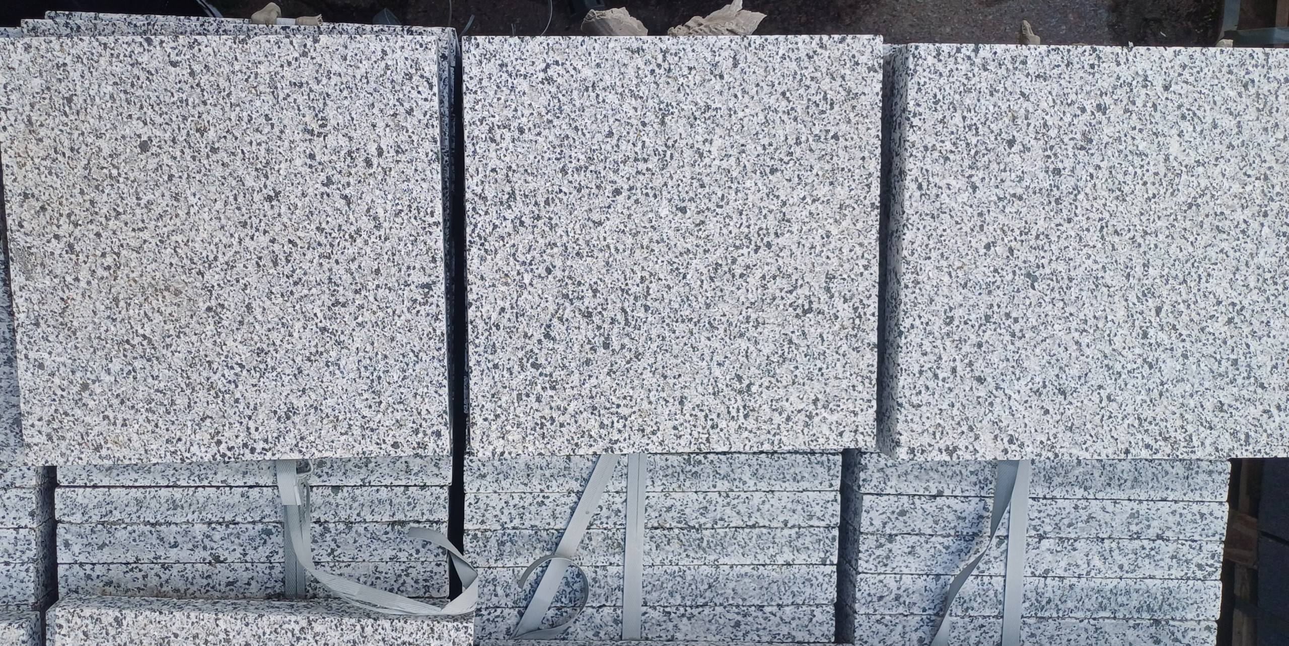 Szare płytki granitowe 30x30x3 cm