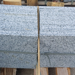 Płytki z szarego granitu płomieniowanego Grey Ukraine