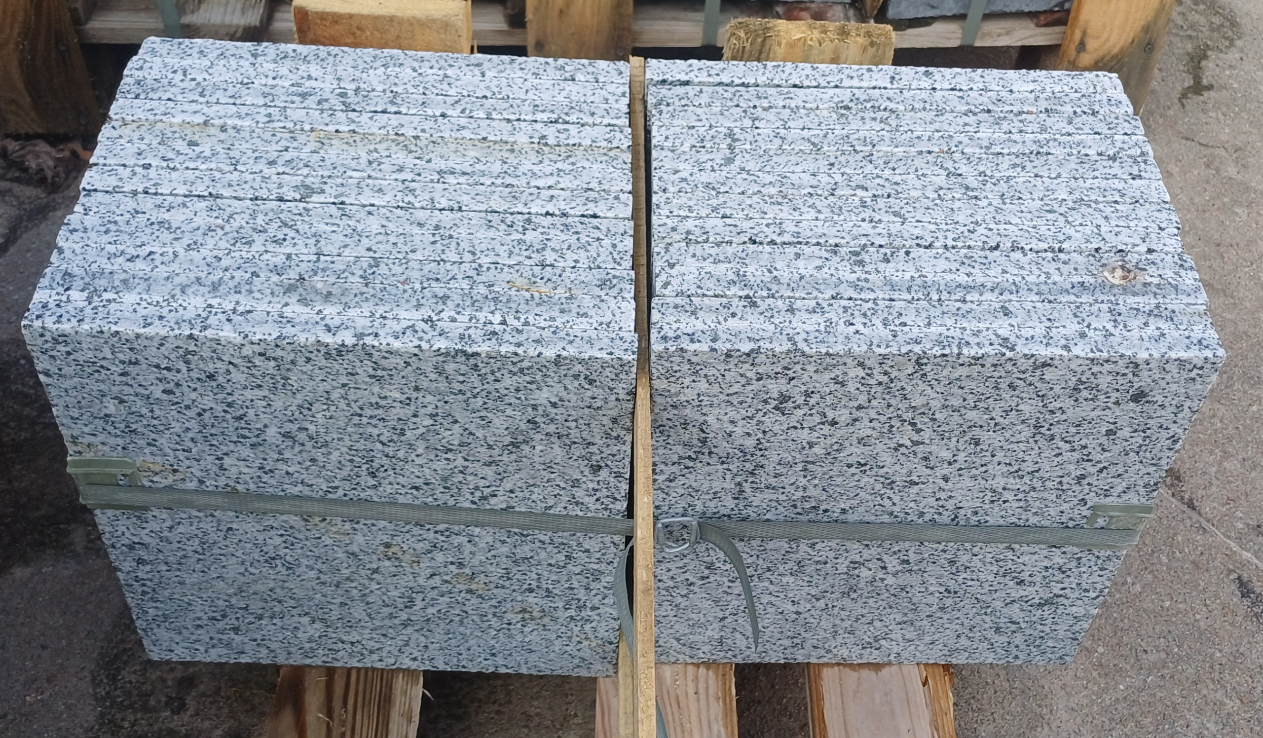 Płytki z szarego granitu płomieniowanego Grey Ukraine