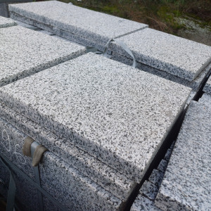 Płytki z szarego granitu płomieniowanego