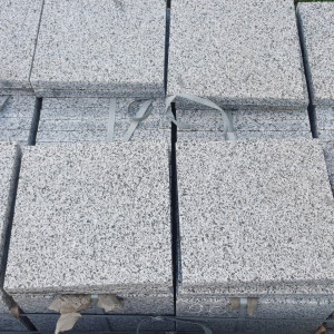 Płytki z szarego granitu płomieniowanego