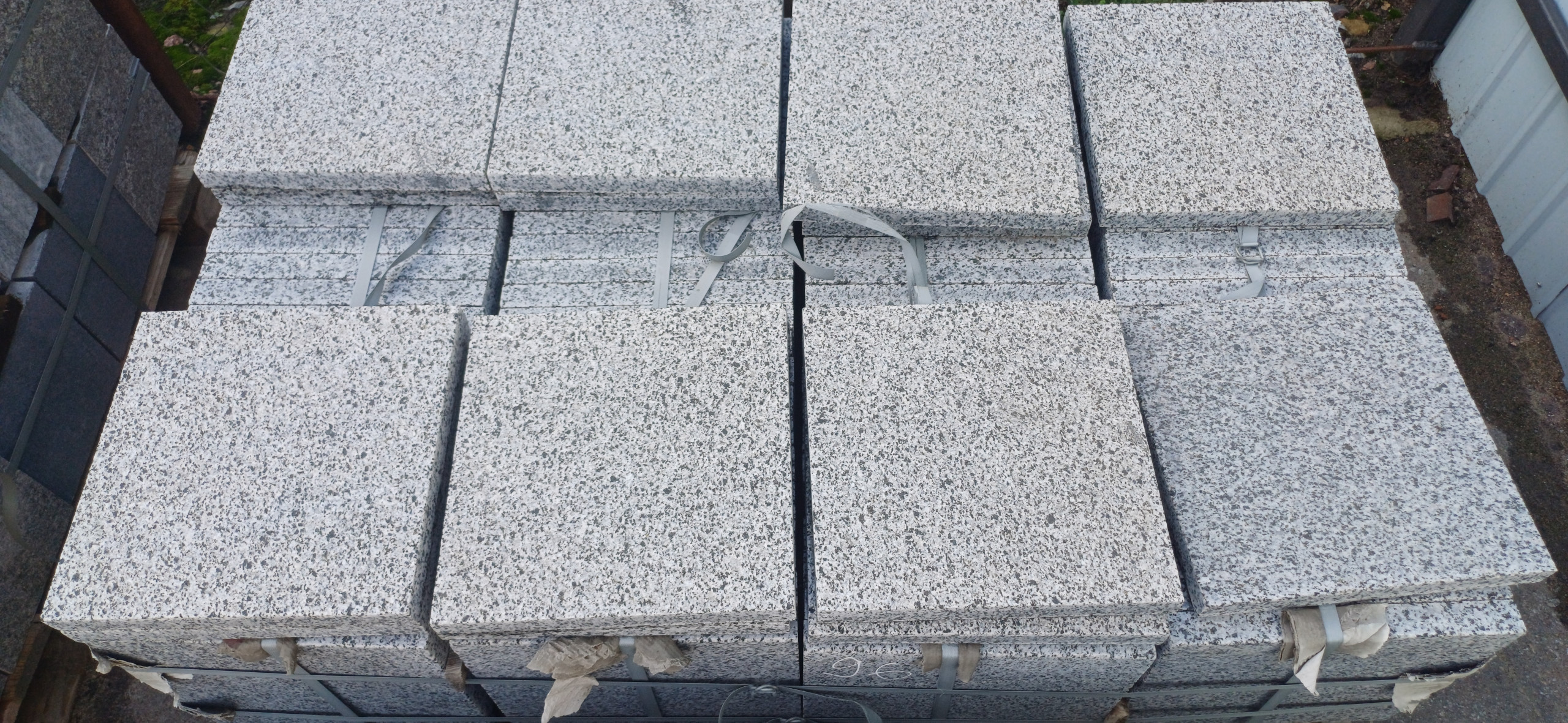 Płytki z szarego granitu płomieniowanego