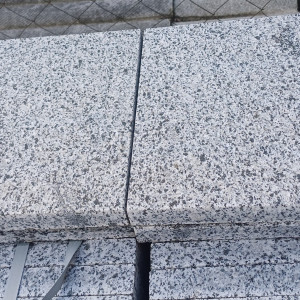 Płytki z szarego granitu płomieniowanego Grey Ukraine