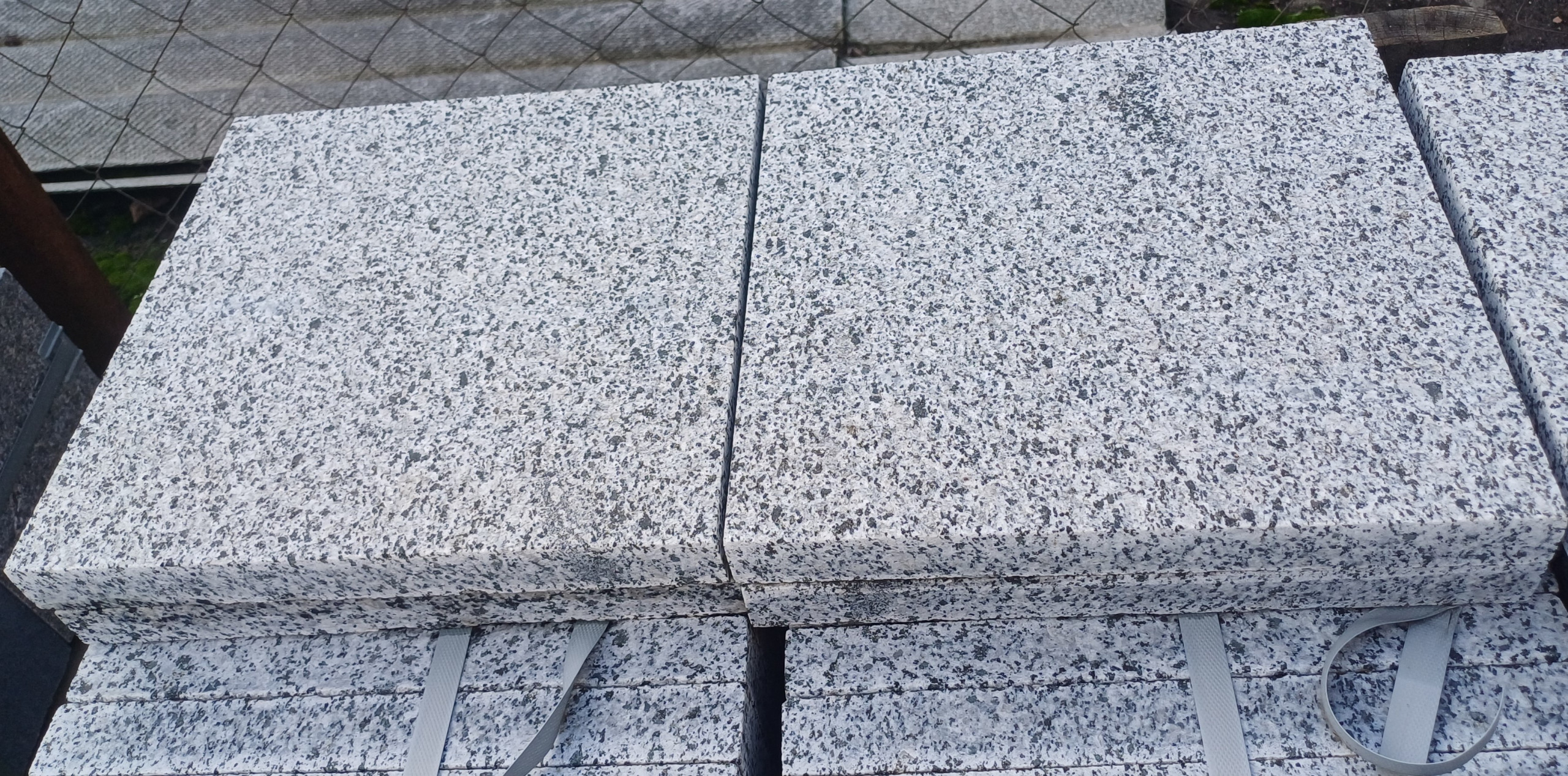 Płytki z szarego granitu płomieniowanego Grey Ukraine