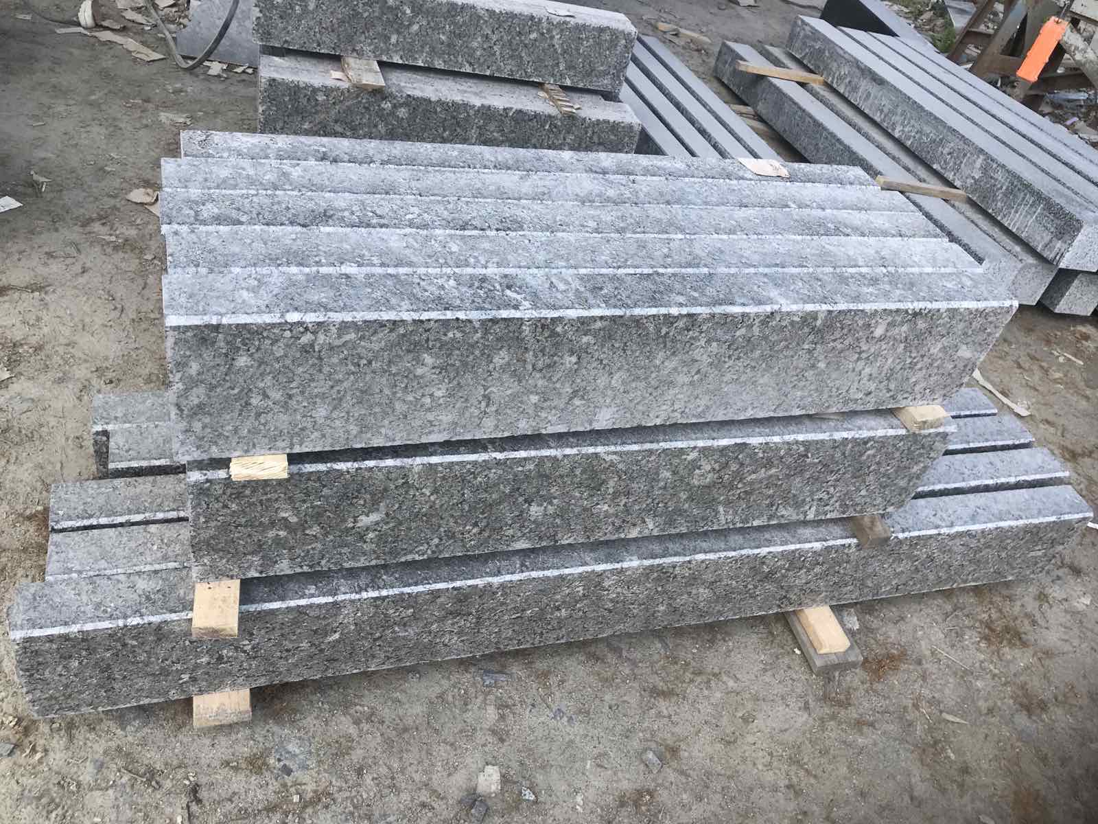 Labradorite kerbstone – thermally treated