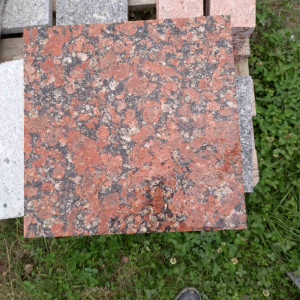 Flamed red granite tiles (wet)