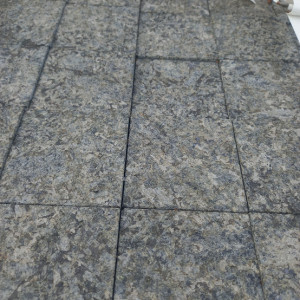 Colour and texture of flamed labradorite tiles