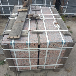 Packaging of red granite tiles - flamed