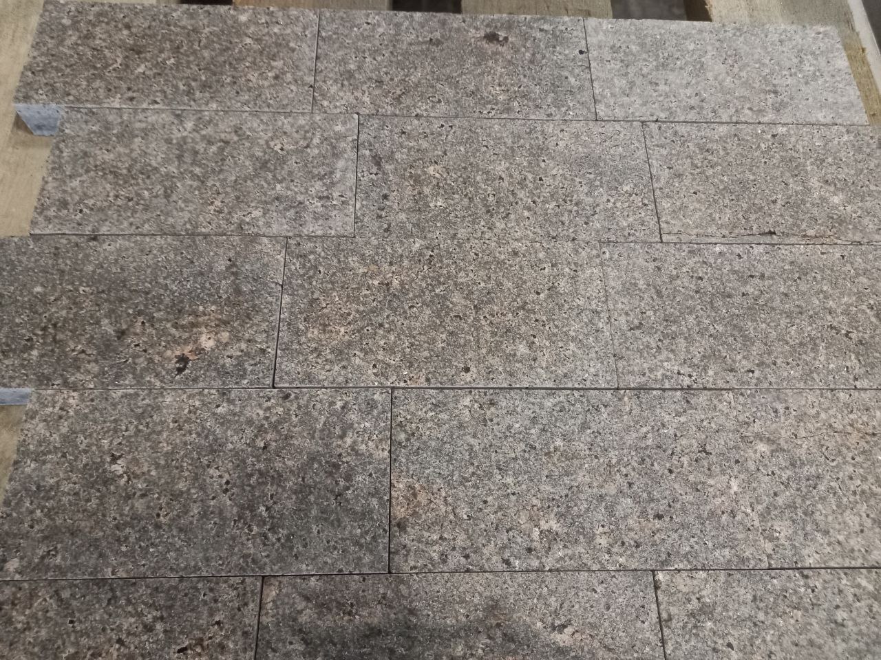 Granite paving stone format 20x10x3, heat-treated top