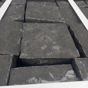 Schwarzer Stein Pflasterstein Basalt 20x20x10 cm