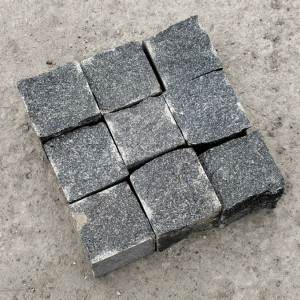 Sawn-split paving stone Gabbro "row"