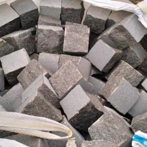 Black stone paving stones 10x10x10 in big bag